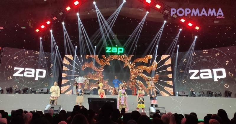 Potret panggung "ZAPSIROLOGY" saat ZAP Fest 2024, Jum'at (23/8/2024), di JCC Senayan, Jakarta Pusat. - Popmama.com/Erenzwei Ernawan