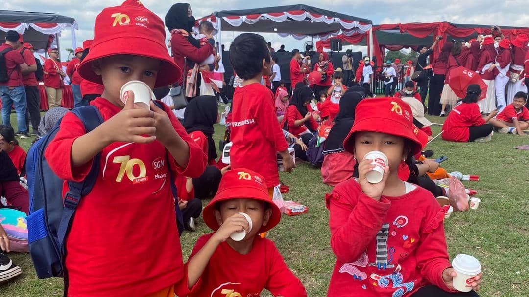 Minum Susu Bersama Keluarga Terbanyak di 70 Kota, SGM Raih MURI