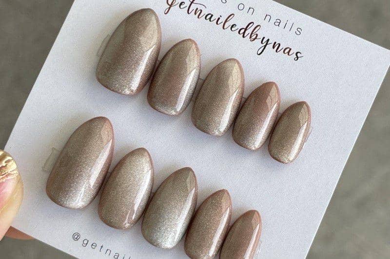 ilustrasi fake nails bertema nude
