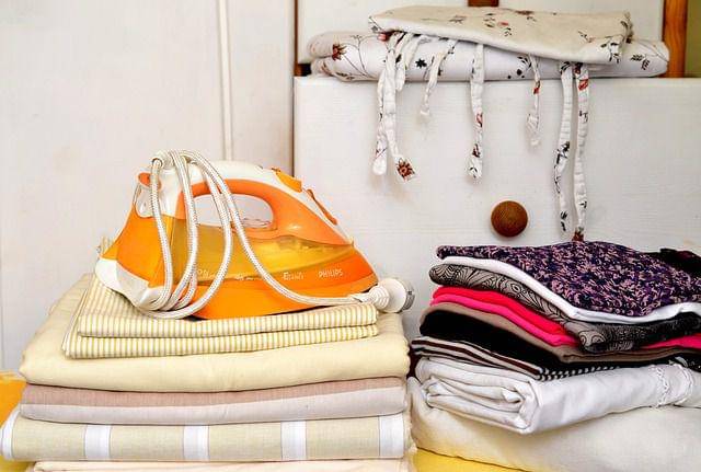 Benarkah Menyetrika Baju Bisa Mengurangi Stres?