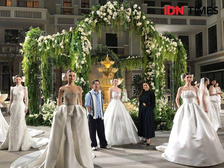 Sebastian Gunawan bersama Cristina Panarese dalam koleksinya bertajuk 'REVERIE'. 19 September 2024. (IDN Times/Hani Safanja)