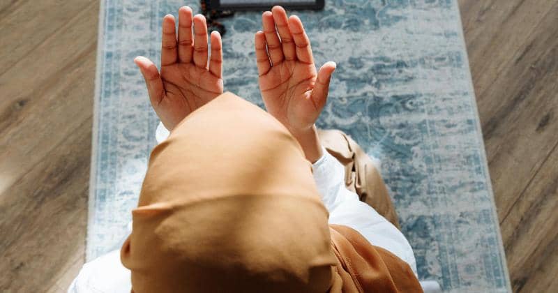 Cara Salat Sambil Menggendong Bayi yang Perlu Dipahami Orangtua