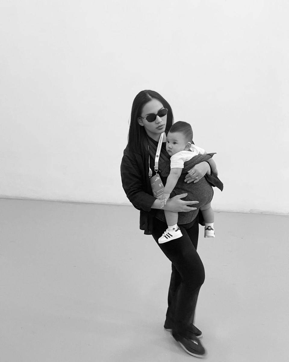 Angel Pieters momong anak. (instagram.com/angelpieters)