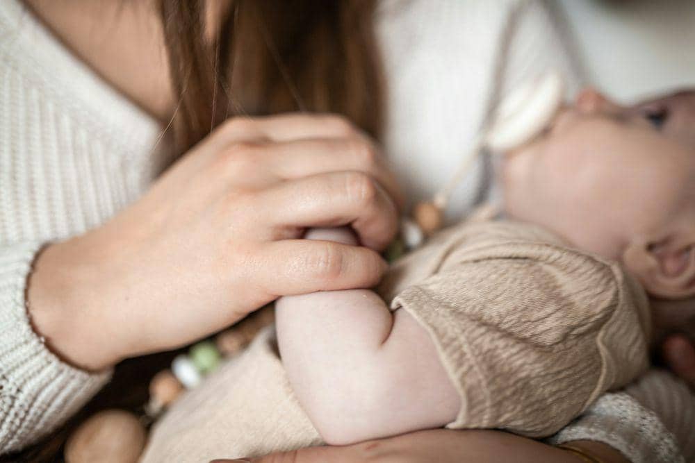 Cara Mengatasi Cegukan Bayi agar Berhenti
