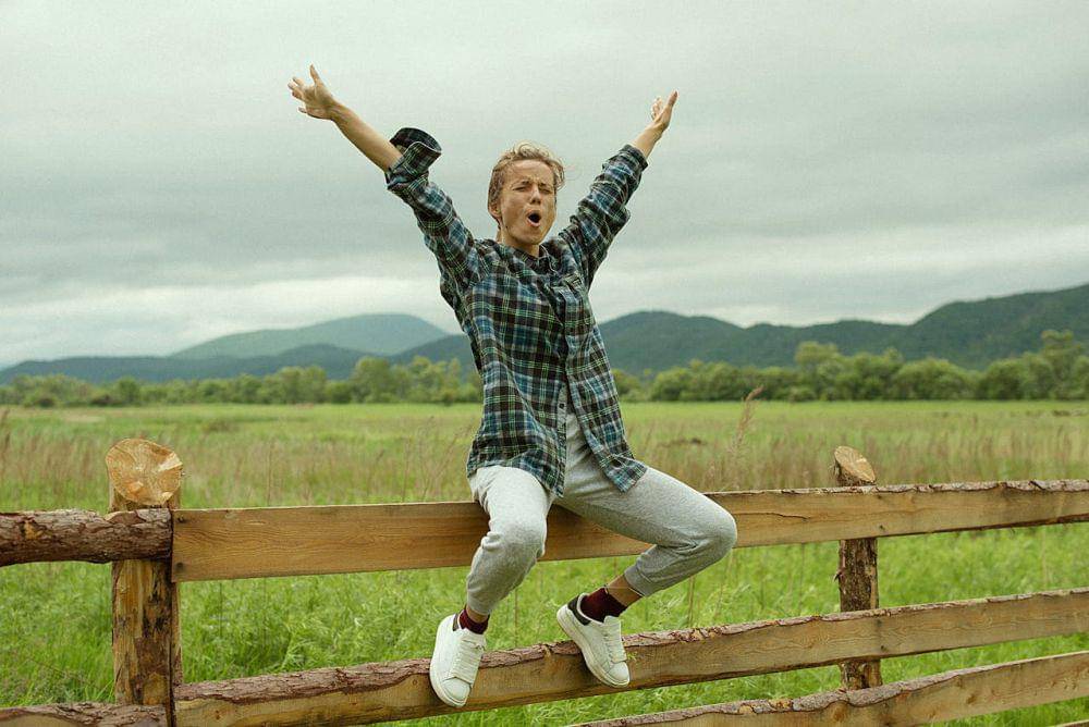 7 Manfaat Memeluk Pohon, Hadirkan Perasaan Bahagia