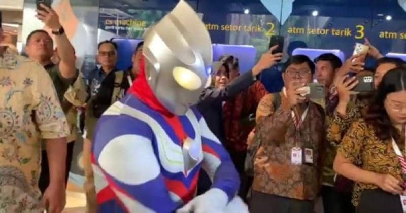 Momen Ultraman Dilantik jadi Anggota DPR RI, Fashion Paling Nyeleneh!