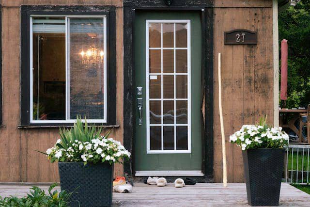 ilustrasi pintu masuk rumah