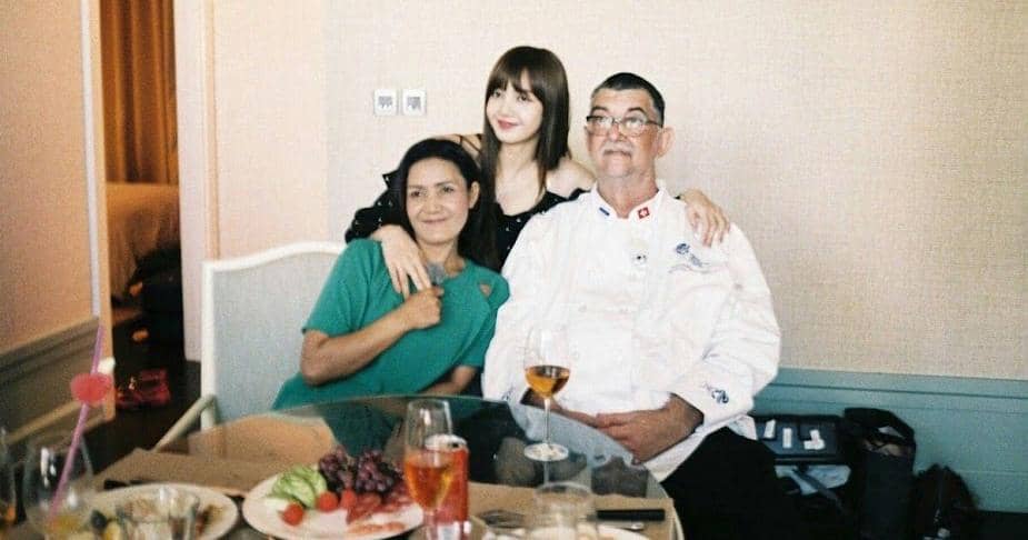 Siapa Orangtua Lisa BLACKPINK? Papa Sambung Seorang Chef | Popmama.com