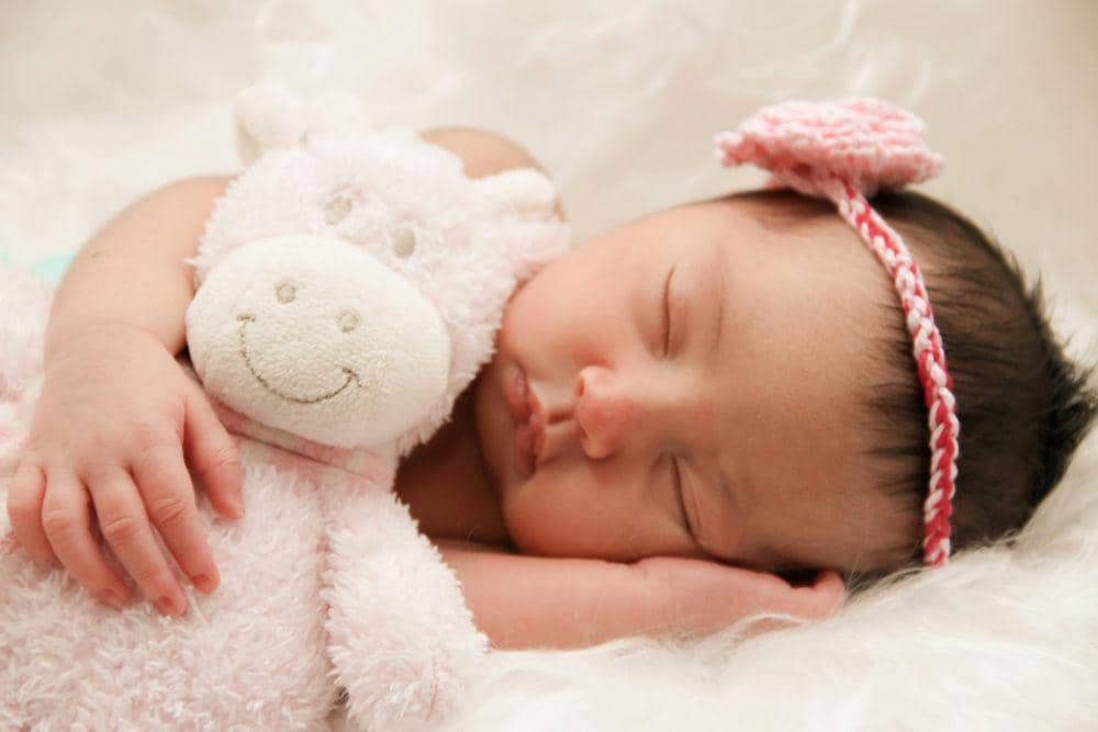 Benarkah Bayi Sering Kaget saat Tidur karena Diganggu Makhluk Halus?