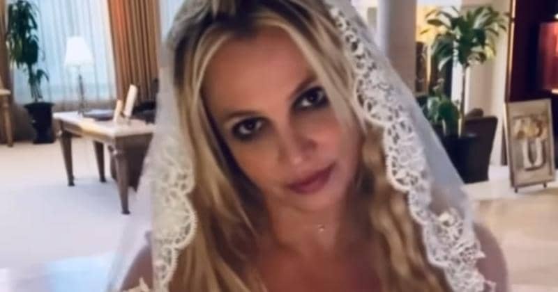 Britney Spears Menikahi Diri Sendiri, Perilakunya Bikin Khawatir