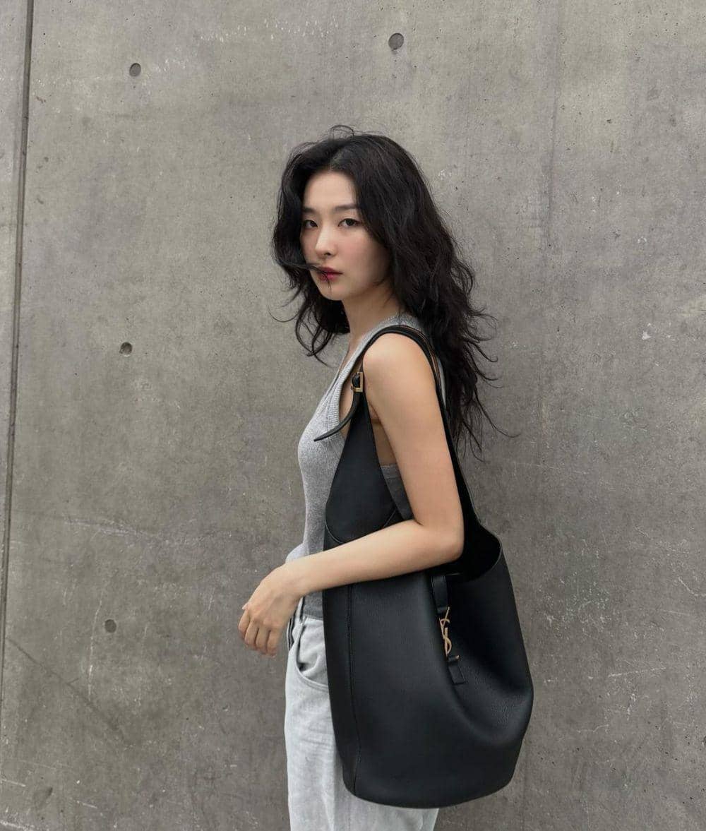 gaya hangout pakai totebag ala Seulgi Red Velvet (instagram.com/hi_sseulgi)