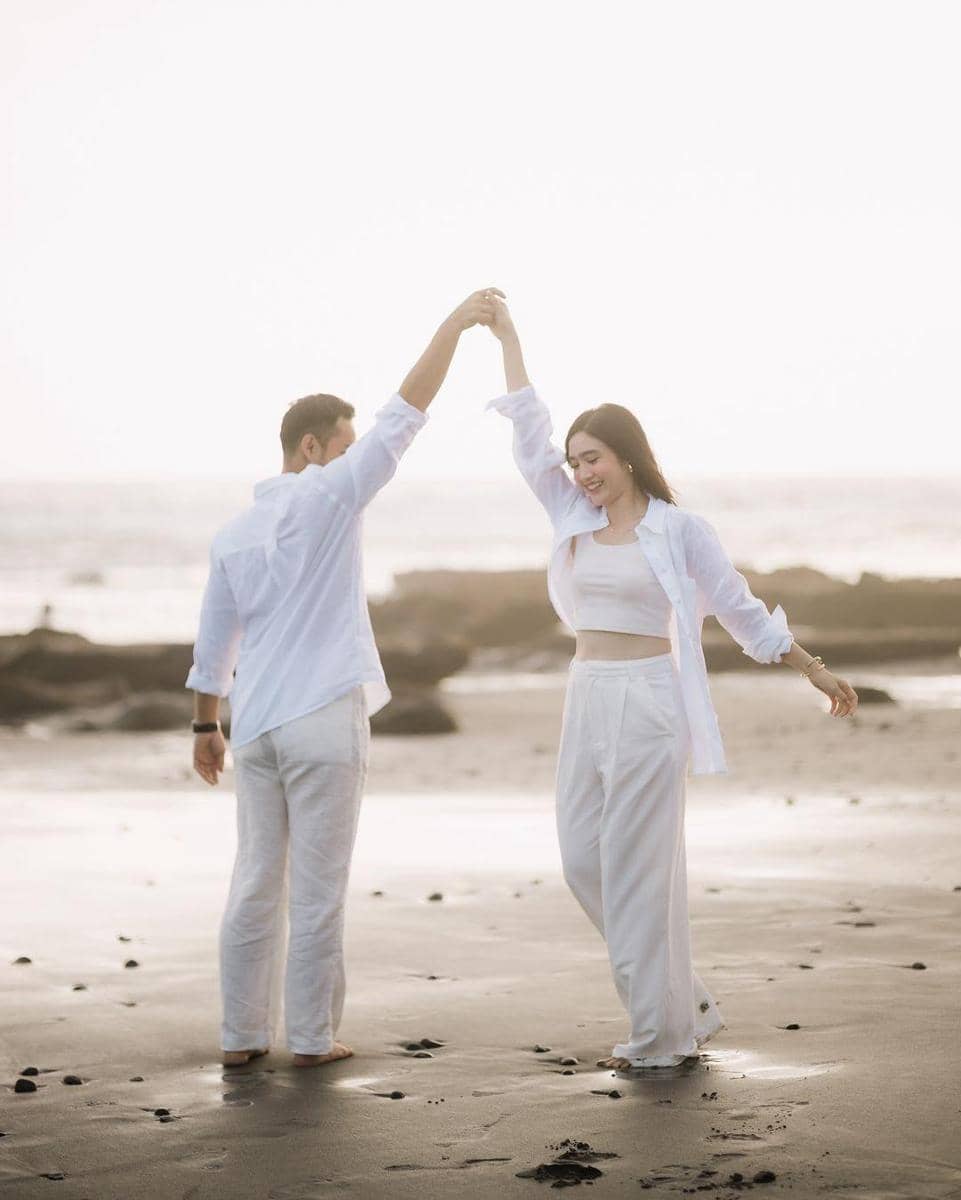 Febby 7 Gaya Febby Rastanty dan Drajad Djumantara saat Prewedding | Popmama.com