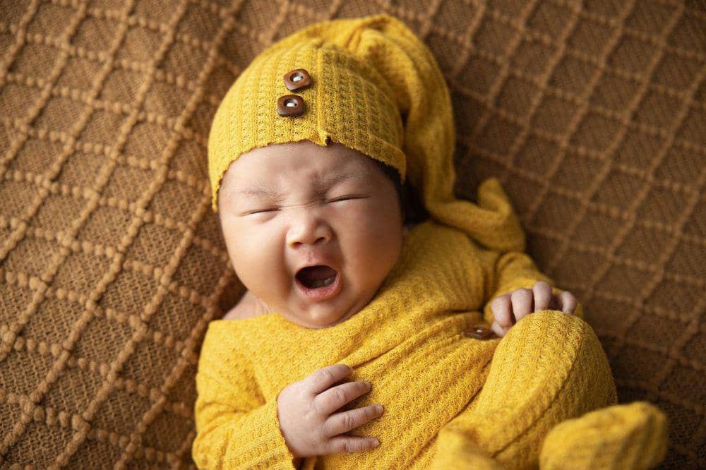 Ngantuk dengan kostum kuning makin lucu!