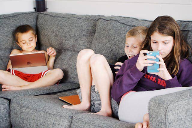 Makan sambil main gadget atau menonton TV