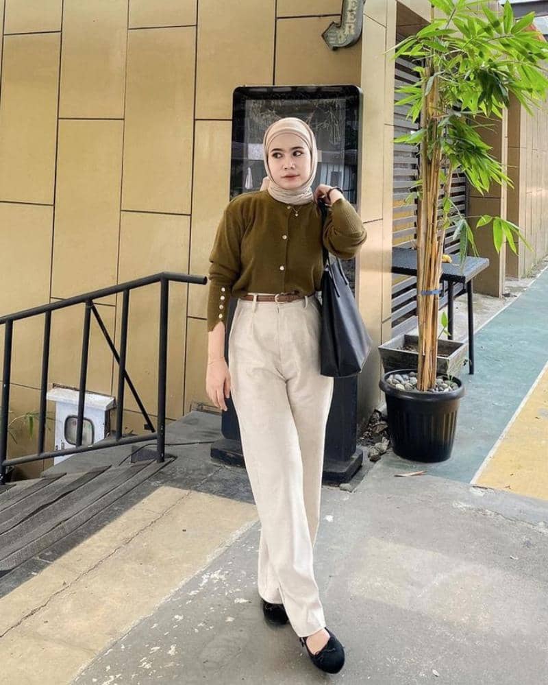 5 Padu Padan Atasan yang Cocok dengn Celana Warna Ivory, Bisa Dic ...