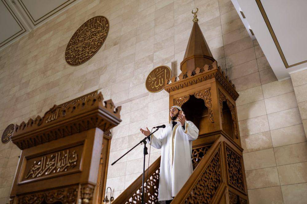 Illustrasi orang sedang khutbah di mimbar masjid (pexels.com/Alena Darmel)