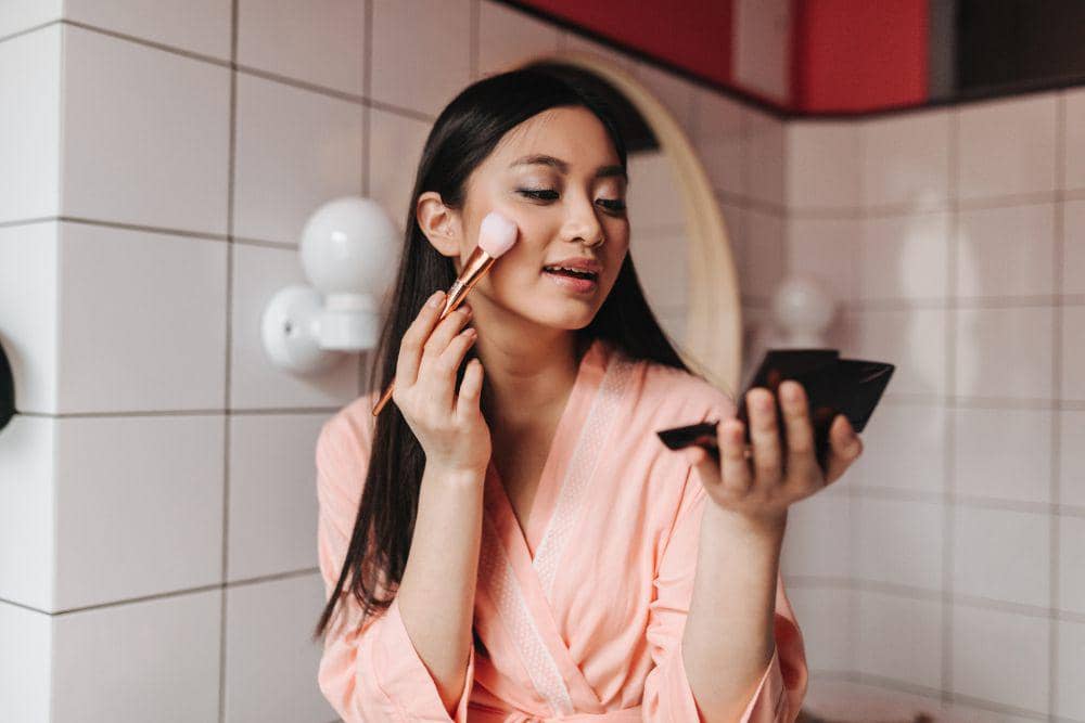 Mengaplikasikan bedak saat base makeup belum benar-benar set