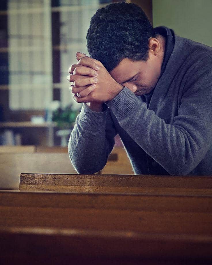 Praying Man in Church Pray (Pinterest: Manchianucharudu)