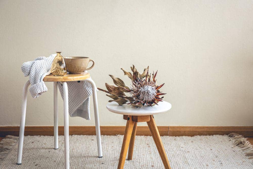 Ilustrasi dinding rumah warna warm taupe
