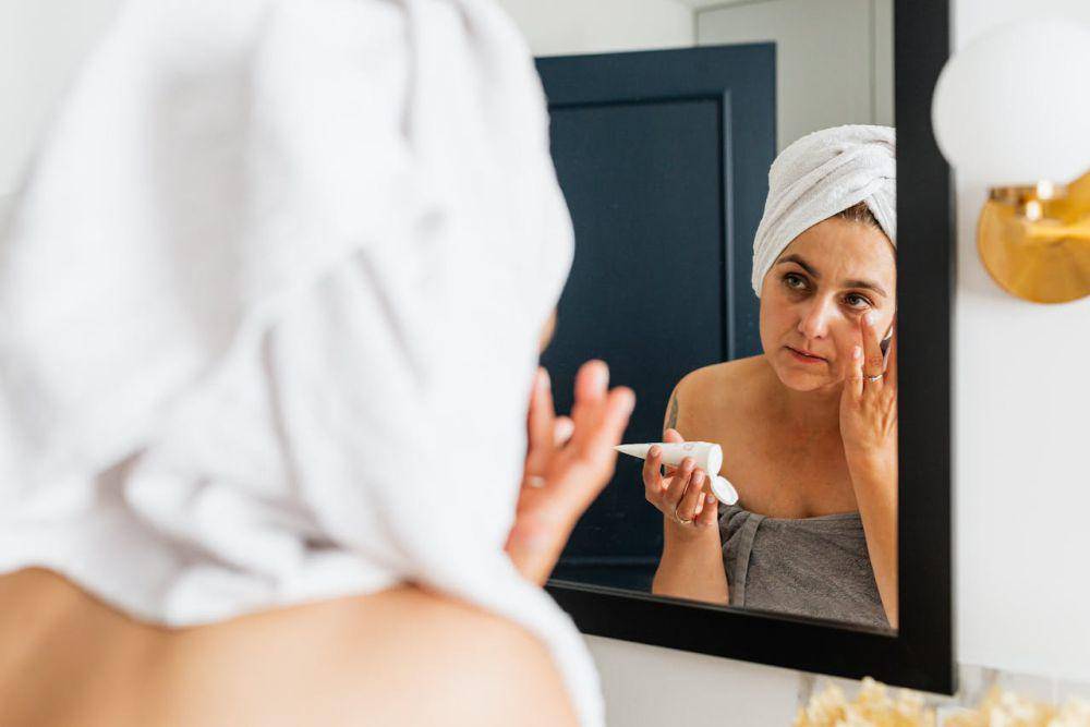 Ilustrasi mengaplikasikan retinol (pexels.com/Photo By: Kaboompics.com)
