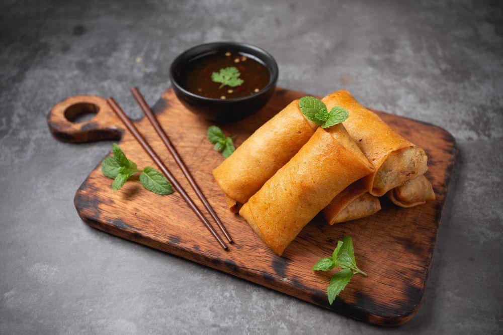 ilustrasi lumpia dengan cocolan saus tiram (freepik.com/jcomp)
