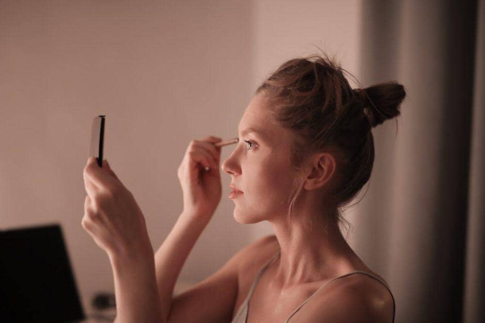 Waspada Tren Makeup Waterproof Setiap Hari, Bisa Memicu Jerawat