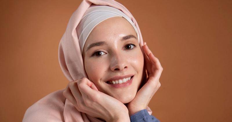 Freepik/medium-shot-smiley-woman-with-hijab