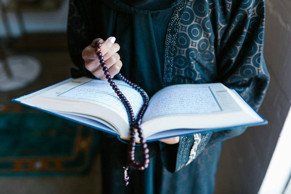 ilustrasi al-qur'an dan tasbih (pexels.com/RDNE Stock project)
