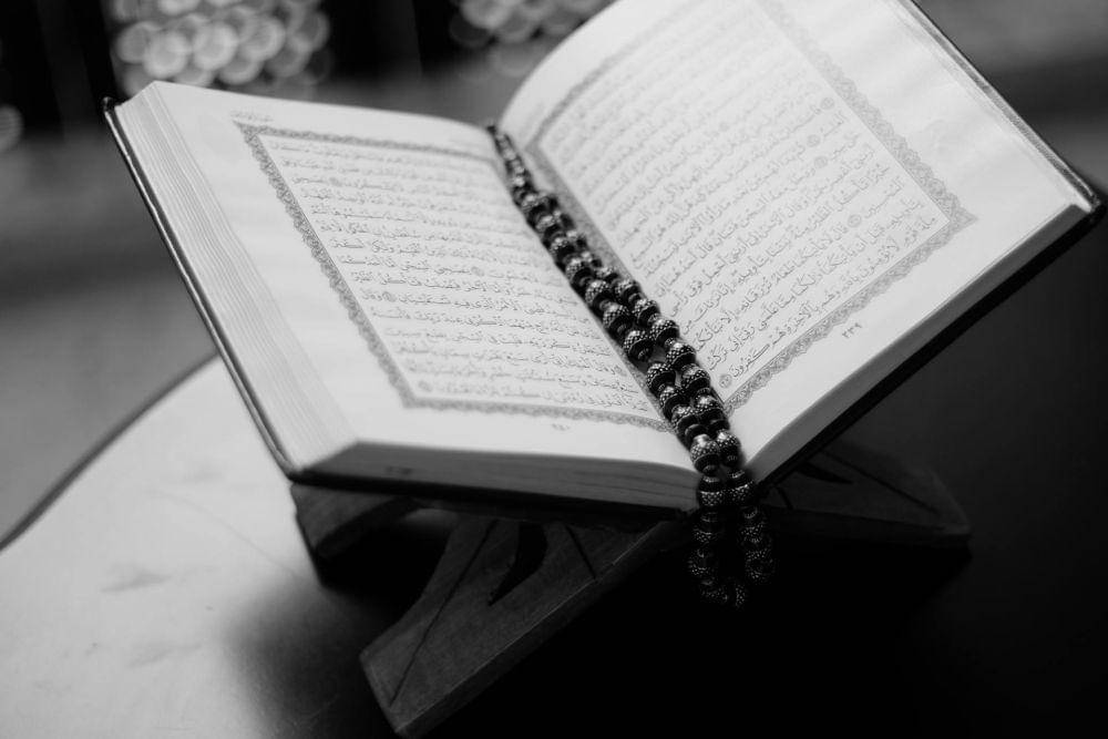 Al-Quran dan tasbih (pexels.com/Abdulmeilk Aldawsari)