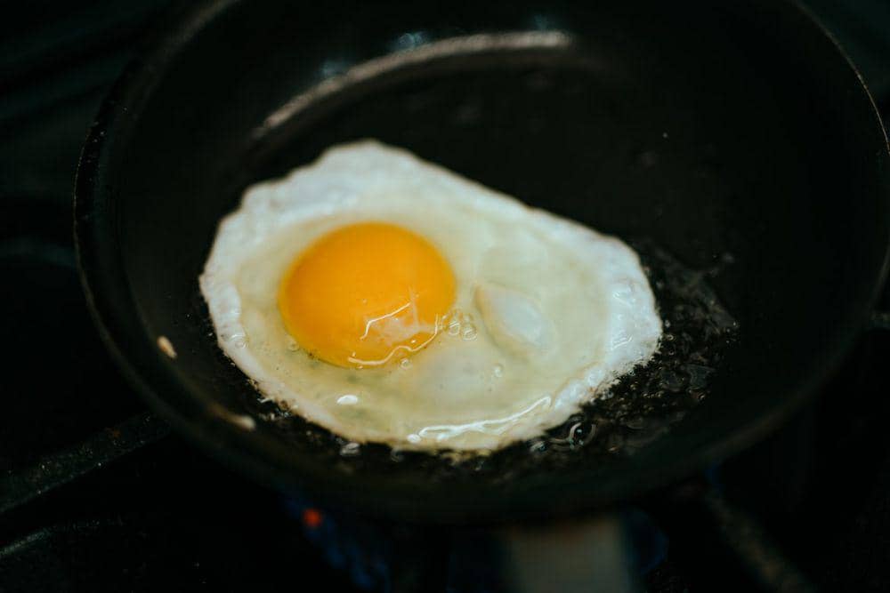 Telur mentah atau setengah matang
