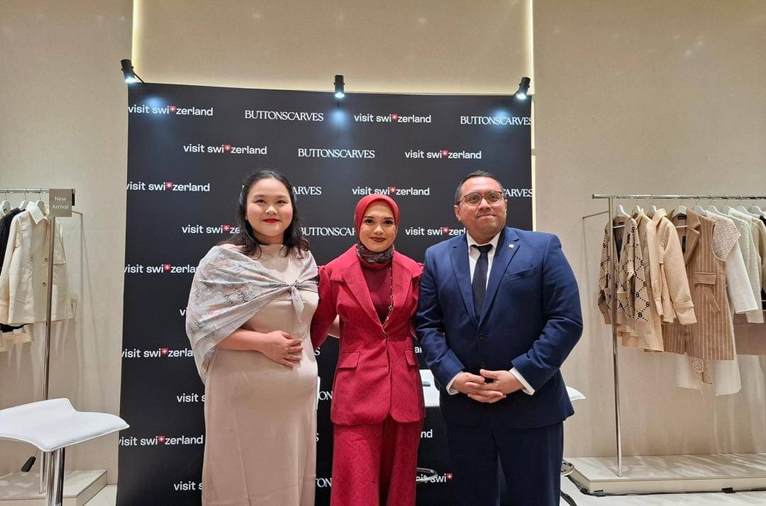 CEO Buttonscarves, Linda Anggrea bersama perwakilan Switzerland Tourism/Dok. Fortune idn/Desy Y.
