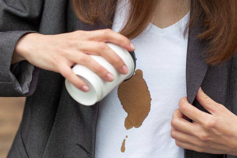 7 Cara Menghilangkan Noda Kopi di Baju, Tanpa Merusak Kain dan Warna