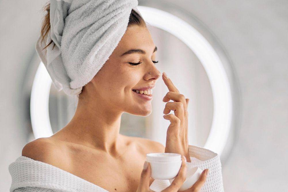 ilustrasi menggunakan skincare (pixabay.com/u_tw1tef2ci0)