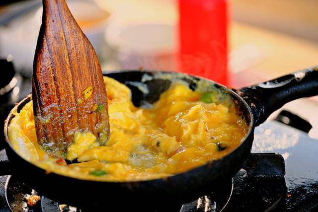 ilustrasi proses memasak telur dadar daun kelor (pixabay.com/ignartonosbg)