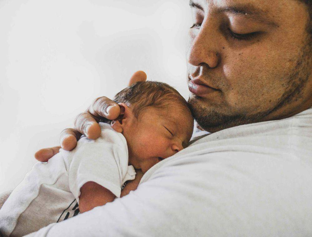 ilustrasi menenangkan bayi newborn (pexels.com/Laura Garcia)