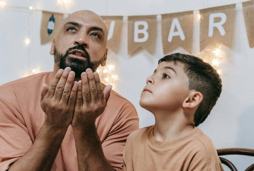 ilustrasi mengajarkan anak doa