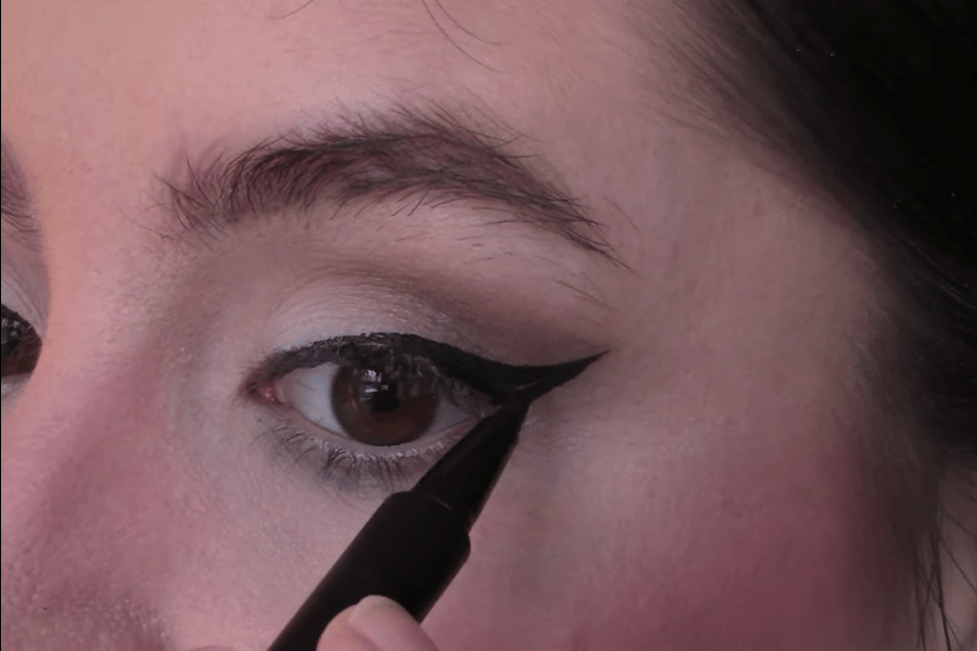 ilustrasi membuat kitten flick eyeliner (youtube.com/Maggie Meyers Makeup)