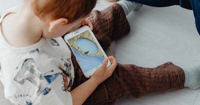 Sering Bermain Ponsel Kurangi Kemampuan Otak Anak, Ini Efeknya!