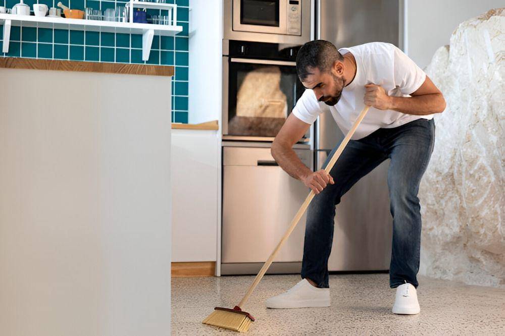 ilustrasi pria menyapu ruangan (freepik.com/freepik)