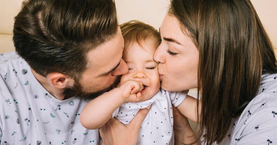 5 Alasan Kenapa Tidak Boleh Asal Sentuh dan Cium Bayi