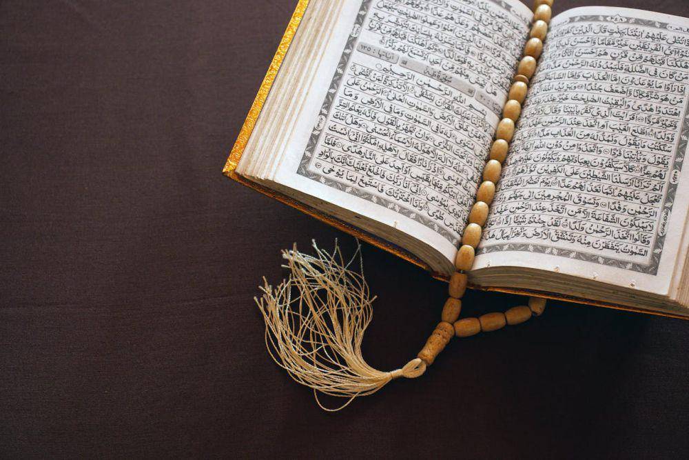 ilustrasi membaca Al Quran (pexels.com/ali burhan)