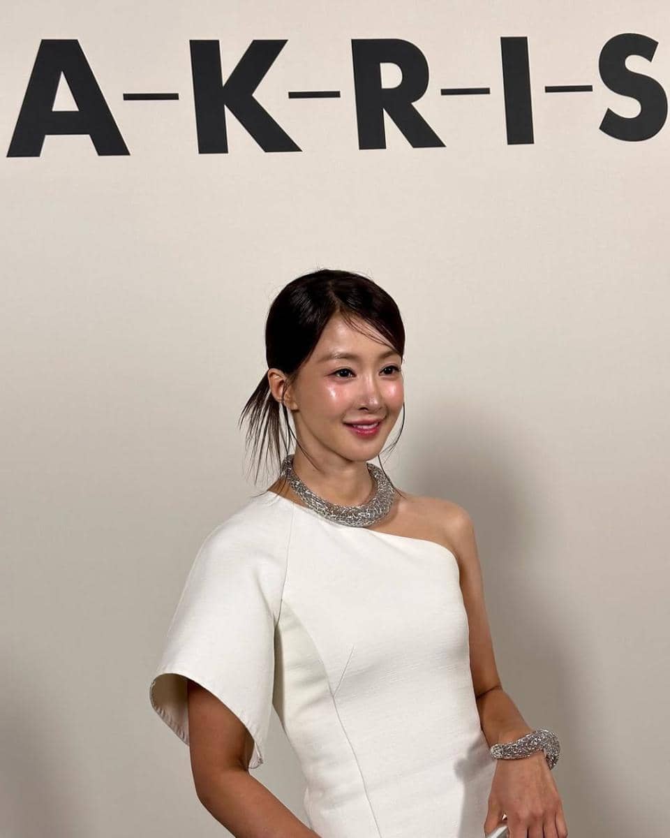 makeup minimallis ala Lee Si Young (instagram.com/leesiyoung38)