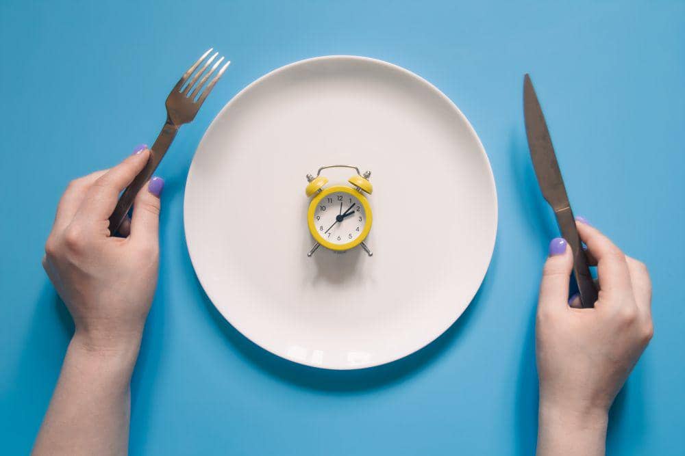 Memaksa atau justru membiarkan anak melewatkan waktu makan