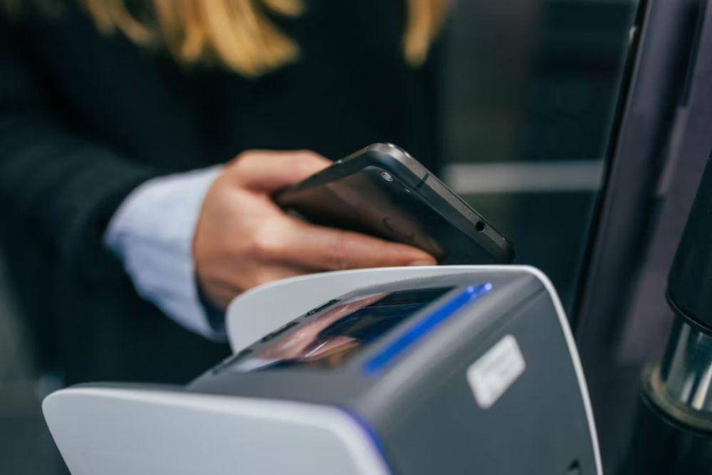 Daftar bank dan dompet digital yang bisa transaksi QRIS Tap
