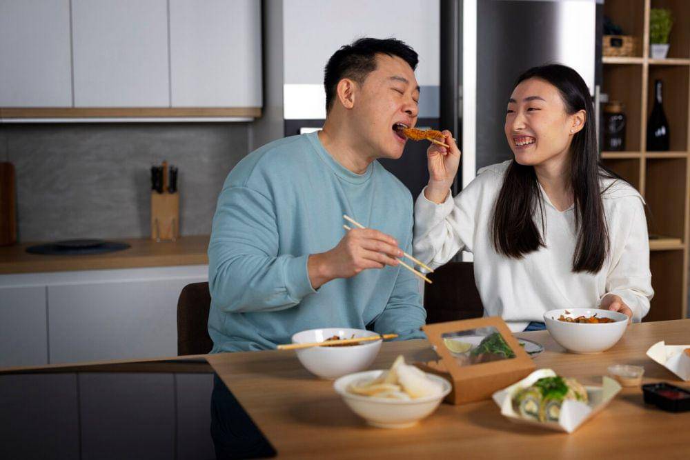 ilustrasi pasangan makan bersama (freepik.com/freepik)