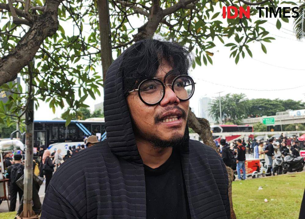 Aktivis sekaligus Kreator Konten, Ferry Irwandi mengikuti aksi tolak Undang-Undang Tentara Nasional Indonesia (UU TNI) dan Revisi UU Polri di Gedung DPR, Senayan, Jakarta Pusat, Kamis (27/3/2025) (IDN Times/Yosafat)
