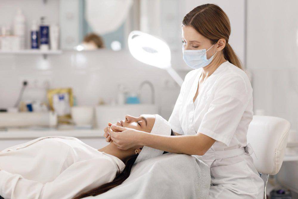 Ilustrasi klinik kecantikan (freepik.com/Holiak)