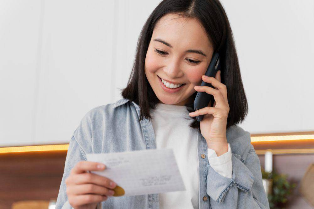Ilustrasi wanita berbicara di telepon (freepik.com/freepik)