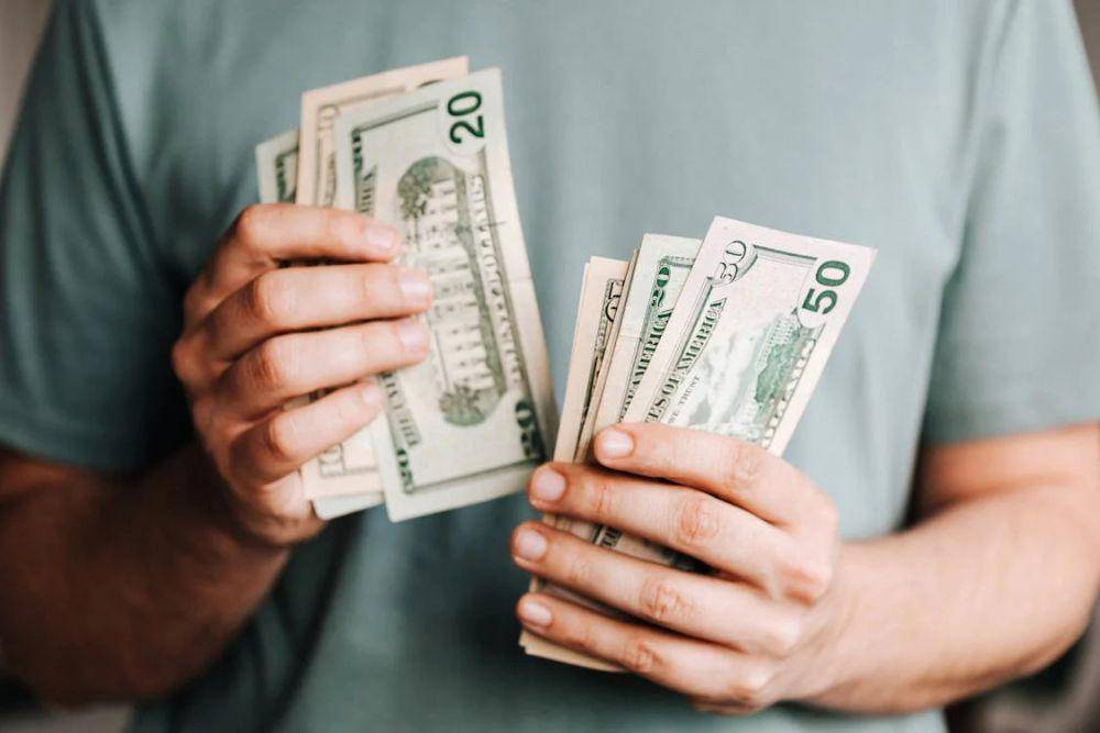 ilustrasi adult money (pexels.com/Photo By: Kaboompics.com)
