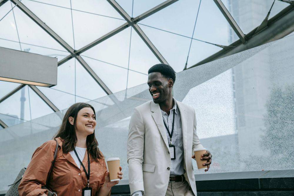 7 Manfaat Memeluk Pohon, Hadirkan Perasaan Bahagia